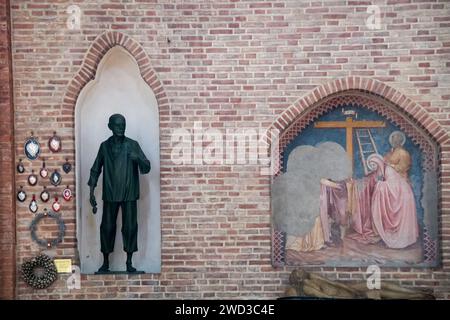 St Massimiliano Maria Kolbe monumento e Lamentazione sul deposto affresco del Cristo nella chiesa gotica di San Lorenzo costruita nell'XI Foto Stock