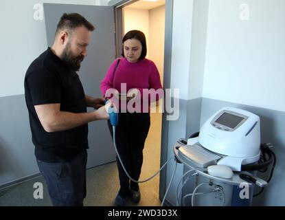 Non esclusiva: KHARKIV, UCRAINA - 17 GENNAIO 2024 - Neurochirurgo, fisioterapista e veterano Oleksandr Markov mostra i giornalisti intorno ai Rehabi Foto Stock