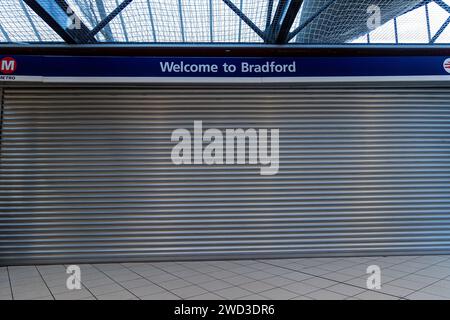 Bradford, Regno Unito, 18 gennaio 2024, la stazione degli autobus di Bradford Interchange rimane chiusa a seguito di segnalazioni di danni il 04.01.2024. Benvenuto a Bradford legge il cartello quando i passeggeri arrivano a Bradford per vedere le persiane che indicano che la città è chiusa. Credito: Neil Terry/ Neil Terry Photography Foto Stock