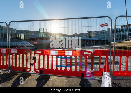 Bradford, Regno Unito, 18 gennaio 2024, la stazione degli autobus di Bradford Interchange rimane chiusa a seguito di segnalazioni di danni il 04.01.2024. L'ingresso principale per gli autobus su Bridge Street con recinzione per impedire l'uso della stazione degli autobus. Credito: Neil Terry/ Neil Terry Photography Foto Stock