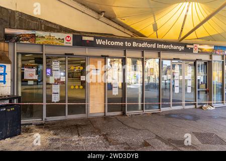 Bradford, Regno Unito, 18 gennaio 2024, la stazione degli autobus di Bradford Interchange rimane chiusa a seguito di segnalazioni di danni il 04.01.2024. L'ingresso principale dei passeggeri allo svincolo di Bradford con la segnaletica di chiusura sulle porte. Credito: Neil Terry/ Neil Terry Photography Foto Stock