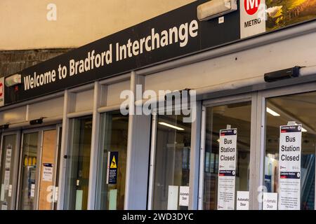 Bradford, Regno Unito, 18 gennaio 2024, la stazione degli autobus di Bradford Interchange rimane chiusa a seguito di segnalazioni di danni il 04.01.2024. L'ingresso principale dello svincolo di Bradford è chiuso con un cartello sulle porte che lo rende chiaro. Credito: Neil Terry/ Neil Terry Photography Foto Stock