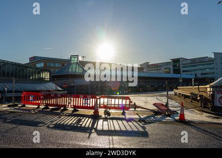 Bradford, Regno Unito, 18 gennaio 2024, la stazione degli autobus di Bradford Interchange rimane chiusa a seguito di segnalazioni di danni il 04.01.2024. L'ingresso di Bridge Street alla stazione degli autobus di Bradford Interchange non ha accesso. Credito: Neil Terry/ Neil Terry Photography Foto Stock