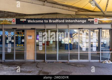 Bradford, Regno Unito, 18 gennaio 2024, la stazione degli autobus di Bradford Interchange rimane chiusa a seguito di segnalazioni di danni il 04.01.2024. Nastro di avvertenza e numerosi avvisi che rendono chiaro che la stazione degli autobus di Bradford Interchange è chiusa. Credito: Neil Terry/ Neil Terry Photography Foto Stock