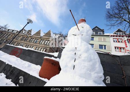 Winter im Siegerland. Es Hat sehr viel geschneit. Ein Schneemann in der Siegener Oberstadt. Inverno im Siegerland AM 18.01.2024 a Siegen/Deutschland. *** Inverno a Siegerland ha nevicato molto Un pupazzo di neve nella città alta di Siegens Inverno a Siegerland il 18 01 2024 a Siegen in Germania Foto Stock