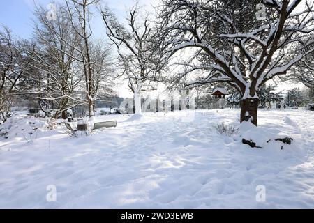 Winter im Siegerland. Es Hat sehr viel geschneit. Der Schlossgarten vom Oberen Schloss in der Siegener Oberstadt. Inverno im Siegerland AM 18.01.2024 a Siegen/Deutschland. *** Inverno a Siegerland ha nevicato molto il giardino del castello superiore nella città alta di Siegens Inverno a Siegerland il 18 01 2024 a Siegen in Germania Foto Stock