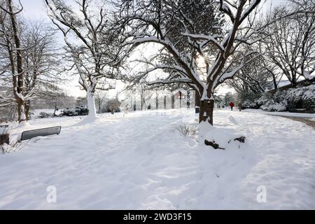 Winter im Siegerland. Es Hat sehr viel geschneit. Der Schlossgarten vom Oberen Schloss in der Siegener Oberstadt. Inverno im Siegerland AM 18.01.2024 a Siegen/Deutschland. *** Inverno a Siegerland ha nevicato molto il giardino del castello superiore nella città alta di Siegens Inverno a Siegerland il 18 01 2024 a Siegen in Germania Foto Stock