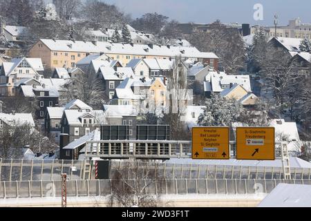 Winter im Siegerland. Es Hat sehr viel geschneit. Die Stadt Siegen. IM Vordergrund die HTS, Huettentalstrasse Hüttentalstraße Winter im Siegerland AM 18.01.2024 a Siegen/Deutschland. *** Inverno a Siegerland ha nevicato molto la città di Siegen in primo piano la HTS, Huettentalstrasse Hüttentalstrasse Winter a Siegerland il 18 01 2024 a Siegen in Germania Foto Stock