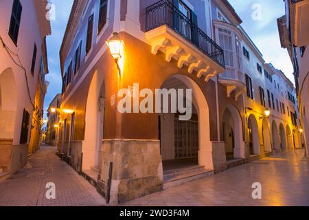 Ciutadella, Minorca, Isole Baleari, Spagna. Ammira Ses Voltes illuminata, una famosa strada della città Vecchia, all'alba. Foto Stock
