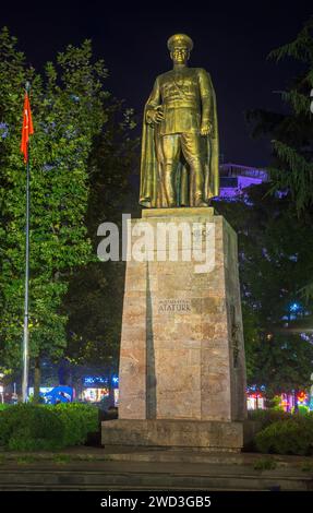 Monumento a Mustafa Kemal Ataturk nel parco Trabzon Meydan a Trabzon. Turchia Foto Stock