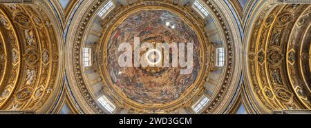 ROMA, ITALIA - 1 SETTEMBRE 2021: L'affresco della Gloria di San Agnese in cupola nella chiesa di Sant'Agnese in Agone Foto Stock