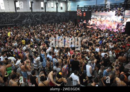 I festaioli si divertono il primo giorno di prove per il blocco Carnevale Acadêmicos do Baixo Augusta, tenutosi presso l'MST Cultural Galpão Foto Stock