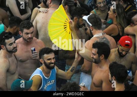 I festaioli si divertono il primo giorno di prove per il blocco Carnevale Acadêmicos do Baixo Augusta, tenutosi presso l'MST Cultural Galpão Foto Stock