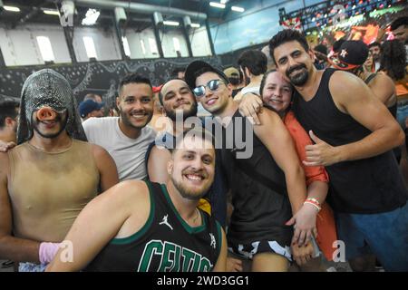 I festaioli si divertono il primo giorno di prove per il blocco Carnevale Acadêmicos do Baixo Augusta, tenutosi presso l'MST Cultural Galpão Foto Stock