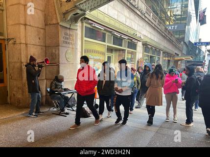 I pedoni passano da musicisti Jazz che suonano davanti al Grand Central Terminal sulla 42nd Street a Manhattan, NY City. Foto Stock