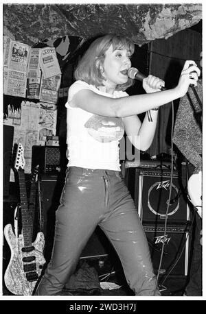 Jayne Thomas del gruppo punk gallese Gouge suonò dal vivo ai Newprt TJs il 28 agosto 1994. Gruppo indie rock formatosi a Cardiff, Galles, nel 1992. Dopo due singoli di successo si sciolsero durante la registrazione di quello che sarebbe stato il loro album di debutto nel 1995. Foto Stock