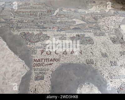 La storica città vecchia di Madaba, Giordania, fampous per l'interno della basilica greco-ortodossa di San Giorgio con la mappa a mosaico della Terra Santa Foto Stock