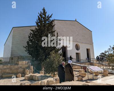 La chiesa commemorativa di Mosè e l'antico portale del monastero sul Monte Nebo, attraversa e ammira splendide viste panoramiche dal Monte Nebo, in Giordania Foto Stock