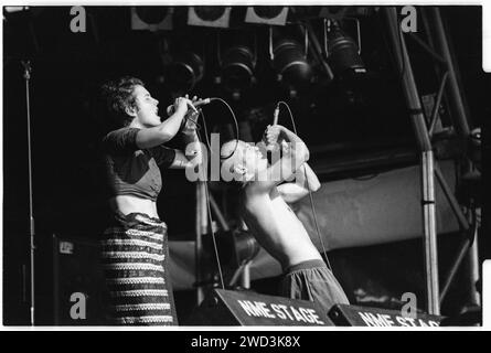 Kerstin Haigh e Heitham al-Sayed di SENSER sul NME Stage al Glastonbury Festival, Pilton, Inghilterra, il 25 giugno 1994. Foto: ROB WATKINS. INFO: I SENSER, un gruppo rap rock britannico formatosi nei primi anni '90, hanno infuso elementi industriali e alternativi nel loro sound. Noti per i loro testi socialmente carichi, il loro album di debutto "Stacked Up" ha segnato il loro impatto sul crossover tra rap, rock e musica elettronica. Foto Stock