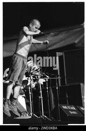 Heitham al-Sayed di SENSER sul NME Stage al Glastonbury Festival, Pilton, Inghilterra, il 25 giugno 1994. Foto: ROB WATKINS. INFO: I SENSER, un gruppo rap rock britannico formatosi nei primi anni '90, hanno infuso elementi industriali e alternativi nel loro sound. Noti per i loro testi socialmente carichi, il loro album di debutto "Stacked Up" ha segnato il loro impatto sul crossover tra rap, rock e musica elettronica. Foto Stock