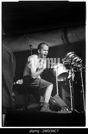 Heitham al-Sayed di SENSER sul NME Stage al Glastonbury Festival, Pilton, Inghilterra, il 25 giugno 1994. Foto: ROB WATKINS. INFO: I SENSER, un gruppo rap rock britannico formatosi nei primi anni '90, hanno infuso elementi industriali e alternativi nel loro sound. Noti per i loro testi socialmente carichi, il loro album di debutto "Stacked Up" ha segnato il loro impatto sul crossover tra rap, rock e musica elettronica. Foto Stock