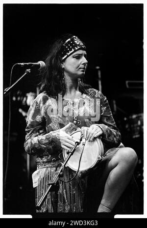 Natasha Atlas of Transglobal underground on the NME Stage al Glastonbury Festival, Pilton, Inghilterra, il 25 giugno 1994. Foto: ROB WATKINS. INFO: Transglobal Underground, una band britannica di World fusion ed elettronica formata nei primi anni '90, ha aperto la strada a un sound globale. Fondendo strumenti tradizionali con ritmi moderni, album come "Dream of 100 Nations" li hanno resi pionieristici nel mondo della musica e dei generi elettronici. Foto Stock