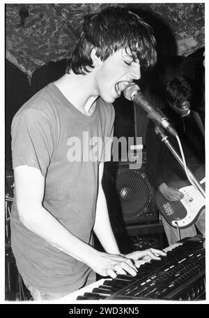 EURO CHILDS, CONCERTO, 1994: Un giovanissimo Euros Childs of Gorkys Zygotic Mynci che suona dal vivo al leggendario TJ's di Newport, Galles, Regno Unito il 9 aprile 1994. Foto: Rob Watkins. INFO: Gorky's Zygotic Mynci, un gruppo psichedelico e indie rock gallese attivo dai primi anni '90 ai primi anni '2000, ha creato un suono stravagante ed eclettico. Album come 'Barafundle' mostravano il loro approccio folk-influenzato e multilingue, rendendoli influenti nelle scene alternative e indie. Foto Stock