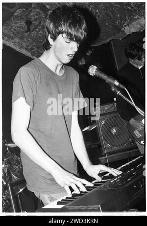 EURO CHILDS, CONCERTO, 1994: Un giovanissimo Euros Childs of Gorkys Zygotic Mynci che suona dal vivo al leggendario TJ's di Newport, Galles, Regno Unito il 9 aprile 1994. Foto: Rob Watkins. INFO: Gorky's Zygotic Mynci, un gruppo psichedelico e indie rock gallese attivo dai primi anni '90 ai primi anni '2000, ha creato un suono stravagante ed eclettico. Album come 'Barafundle' mostravano il loro approccio folk-influenzato e multilingue, rendendoli influenti nelle scene alternative e indie. Foto Stock