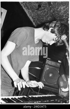 EURO CHILDS, CONCERTO, 1994: Un giovanissimo Euros Childs of Gorkys Zygotic Mynci che suona dal vivo al leggendario TJ's di Newport, Galles, Regno Unito il 9 aprile 1994. Foto: Rob Watkins. INFO: Gorky's Zygotic Mynci, un gruppo psichedelico e indie rock gallese attivo dai primi anni '90 ai primi anni '2000, ha creato un suono stravagante ed eclettico. Album come 'Barafundle' mostravano il loro approccio folk-influenzato e multilingue, rendendoli influenti nelle scene alternative e indie. Foto Stock