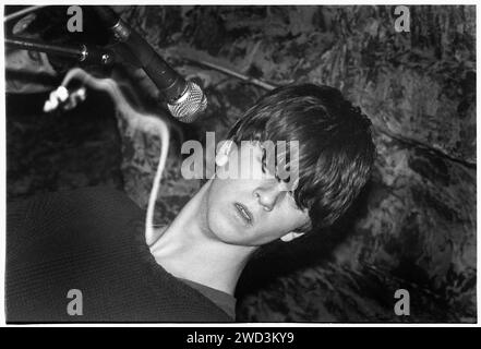 EURO CHILDS, CONCERTO, 1994: Un giovanissimo Euros Childs of Gorkys Zygotic Mynci che suona dal vivo al leggendario TJ's di Newport, Galles, Regno Unito il 9 aprile 1994. Foto: Rob Watkins. INFO: Gorky's Zygotic Mynci, un gruppo psichedelico e indie rock gallese attivo dai primi anni '90 ai primi anni '2000, ha creato un suono stravagante ed eclettico. Album come 'Barafundle' mostravano il loro approccio folk-influenzato e multilingue, rendendoli influenti nelle scene alternative e indie. Foto Stock