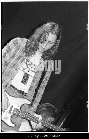 Stephen Jelbert dei Family Cat suonò al Bristol Fleece and Firkin a Bristol, Inghilterra il 25 ottobre 1993. Foto: Rob Watkins. INFORMAZIONI: I Family Cat, un gruppo indie rock britannico della fine degli anni '80 e dei primi anni '90, hanno creato una miscela distintiva di alternative e shoegaze. Il loro suono energico, epitomizzato in album come "Tell 'Em We're Surfin", ha contribuito al vivace paesaggio musicale della loro epoca. Foto Stock