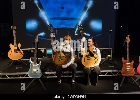 LONDRA, REGNO UNITO - 18 GENNAIO 2023: Staff members Hold Gibson Incorporated, Kalamazoo, Michigan, 1959, una chitarra elettrica Solid-body, Les Paul standard, stima: £300,000-500,000 (L) e Gibson Incorporated, Kalamazoo, Michigan, 1958, una chitarra elettrica semi-hollowbody, ES-335 TN, stima: £60,000-90,000 (R) durante una foto alla casa d'aste di Christie's che mostra i momenti salienti della collezione personale di Mark Knopfler, frontman dell'iconica band britannica, i dire Straits, a Londra, Regno Unito il 18 gennaio 2023. Le chitarre saranno offerte in un'asta il 31 gennaio e il 25% o. Foto Stock