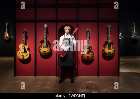 LONDRA, REGNO UNITO - 18 GENNAIO 2023: Un membro dello staff detiene la Schecter Guitar Research, Van Nuys, California, 1983, una chitarra elettrica a corpo solido alla maniera di un'usanza Telecaster, stima: 4.000-6.000£ durante una photocall alla casa d'aste di Christie's che mostra i momenti salienti della collezione personale di Mark Knopfler, frontman dell'iconica band britannica, i dire Straits, a Londra, Regno Unito il 18 gennaio 2023. Le chitarre saranno offerte all'asta il 31 gennaio e il 25% del prezzo totale del martello sarà devoluto alla Croce Rossa britannica, Tusk e Brave Hearts of the North East ch Foto Stock