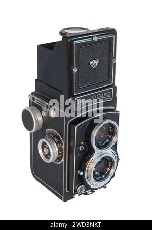 Una classica fotocamera a doppia lente reflex Rolleicord V isolata su sfondo bianco Foto Stock