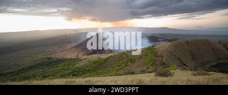 Vista panoramica sul parco nazionale di Masaya in Nicaragua, ora del tramonto color oro Foto Stock