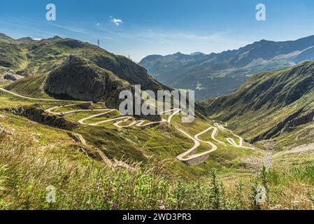 Vista panoramica sulla storica strada di Tremola, una tortuosa strada di montagna che da Airolo porta al passo del San Gottardo, Canton Ticino, Svizzera Foto Stock