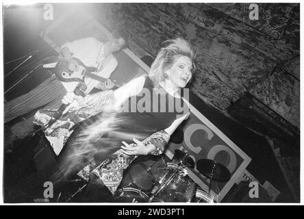 TOYAH, CONCERTO, 1993: L'icona punk Toyah Wilcox suona dal vivo al TJ's di Newport, Galles, Regno Unito il 9 novembre 1993. Foto: Rob Watkins. Toyah Willcox, conosciuto mononimamente come Toyah, è una cantante, attrice e presentatrice britannica. Salendo alla ribalta alla fine degli anni '70 e '80, la sua vibrante presenza sul palco e la sua variegata carriera abbracciano musica pop, film e teatro, affermandosi come un'intrattenitrice poliedrica e iconica. È apparsa in Strictly come Dancing nel 2024. Foto Stock