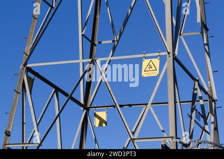 I tralicci elettrici, noti anche come torri di trasmissione e distribuzione dell'elettricità, supportano linee elettriche aeree ad alta tensione. Foto Stock