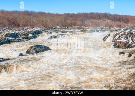 Vista delle grandi Cascate del fiume Potomac da Olmsted Island con vista sulle inondazioni invernali. Maryland. USA Foto Stock