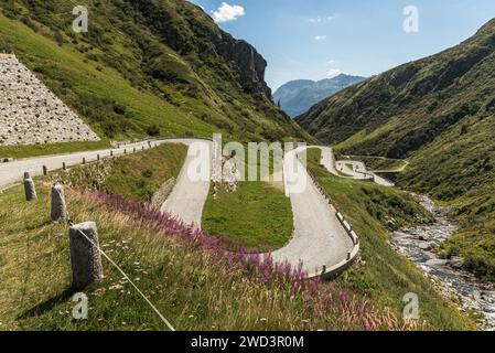Vista sulla storica strada di Tremola, una tortuosa strada di montagna con ciottoli che da Airolo porta al passo del San Gottardo, Canton Ticino, Svizzera Foto Stock