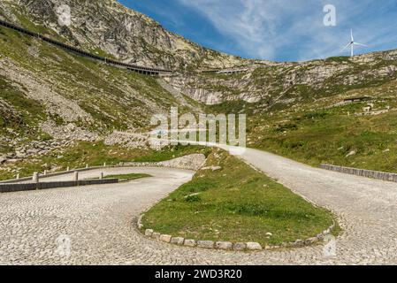 Tornante sulla storica strada di Tremola, una tortuosa strada di montagna con ciottoli che conduce da Airolo al passo del San Gottardo in Svizzera Foto Stock