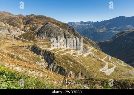 Vista panoramica sulla storica strada di Tremola, una tortuosa strada di montagna che da Airolo porta al passo del San Gottardo, Canton Ticino, Svizzera Foto Stock