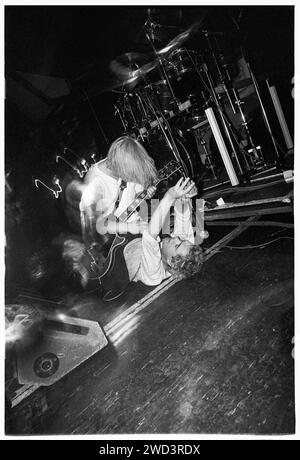 Il cantante Josephmary e il chitarrista Garret Jacknife Lee della band punk compulsion suonano come supporto ai Manic Street Preachers al Cardiff University Terminal di Cardiff, Galles, il 4 febbraio 1994. Foto: Rob Watkins. INFO: Compulsion, una band irlandese di alternative rock negli anni '90 Fondendo influenze punk e grunge, il loro suono energico ha attirato l'attenzione, soprattutto con l'album "Consolter". Anche se di breve durata, compulsione ha lasciato un segno sulla scena musicale alternativa. Foto Stock