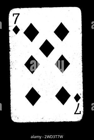 Una carta da gioco vintage sette diamanti in bianco e nero isolata su sfondo nero. Foto Stock
