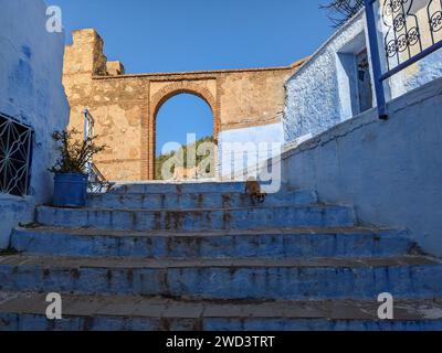 Incredibile vista delle strade nella città blu di Chefchaouen. Località: Chefchaouen, Marocco, Africa. Immagine artistica. Chiamata anche perla blu Foto Stock