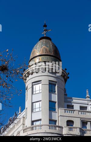 Saragozza, Spagna - 14 febbraio 2022: CaixaBank, SA è una multinazionale spagnola di servizi finanziari con sede a Valencia. Foto Stock