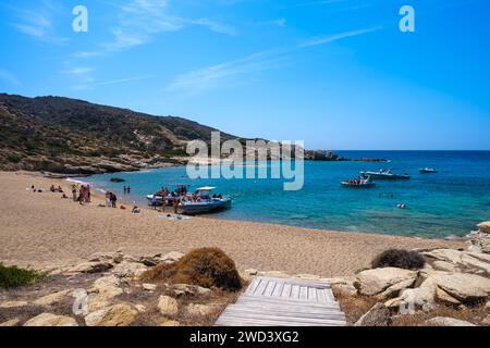 IOS, Grecia - 15 settembre 2023: Veduta dei turisti che arrivano in motoscafo e si godono una delle più incredibili spiagge turchesi della Grecia, Pikri Nero Foto Stock