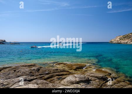 IOS, Grecia - 15 settembre 2023: Veduta di due motoscafi turistici sulla spiaggia di Pikri Nero a iOS Grecia Foto Stock