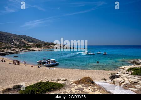 IOS, Grecia - 15 settembre 2023: Veduta dei turisti che arrivano in motoscafo e si godono una delle più incredibili spiagge turchesi della Grecia, Pikri Nero Foto Stock