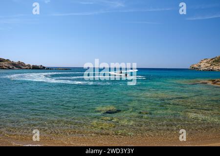 IOS, Grecia - 15 settembre 2023: Veduta di due motoscafi turistici sulla spiaggia di Pikri Nero a iOS Grecia Foto Stock